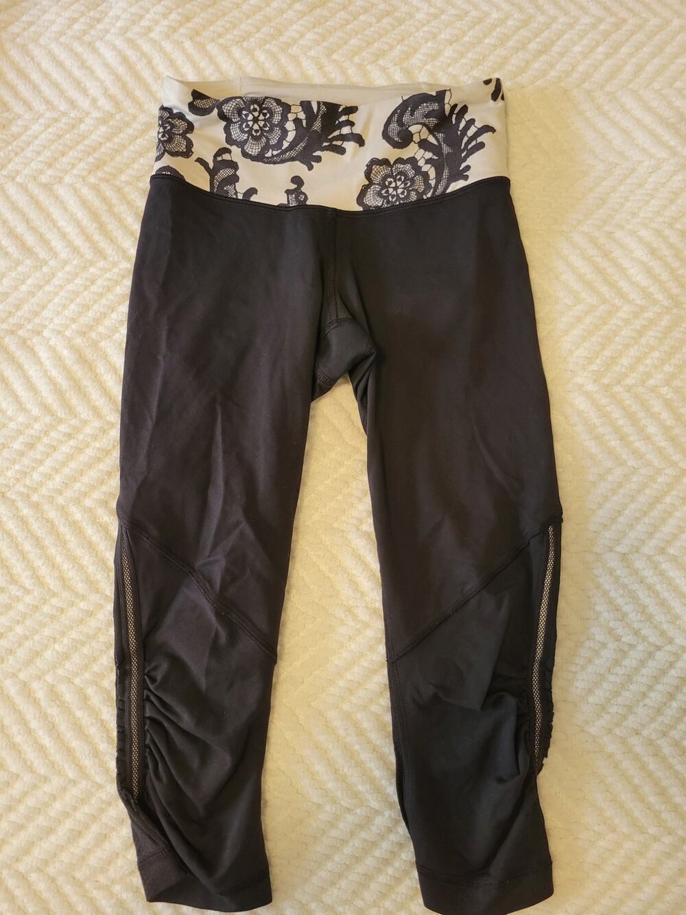Lululemon Floral Black/White Compression Capri Crop Leggings Women's Size 2